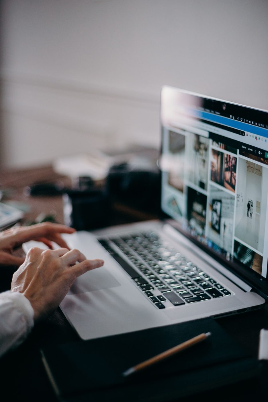 Notebook exibindo o layout do site em ajuste